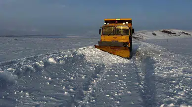Ardahan’da Kar ve Buzlanma Nedeniyle Araçlar Yolda Kaldı