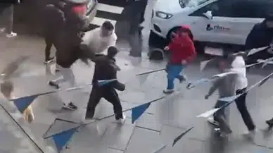 Arnavutköy’de Gençlerin Tekmeli Yumruklu Arbedesi Kamerada