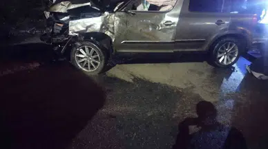 Ataşehir’de Denetimden Çıkan Araba Direğe Çarptı: 1 Ağır Yaralı