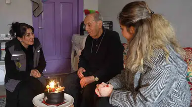 Belediyeden Gönülleri Isıtan Sürpriz: 85 Yıllık Ömründe Birinci Kere  Doğum Gününü Kutladı