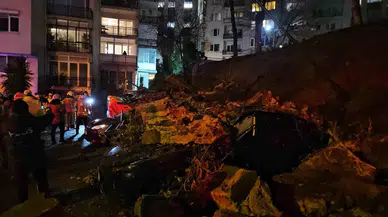 Beşiktaş’ta İstinat Duvarı 8 Aracın Üstüne Çöktü