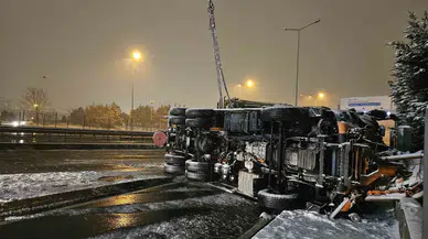 Beylikdüzü’nde Kar Küreme Aracı Devrildi: 1 Yaralı