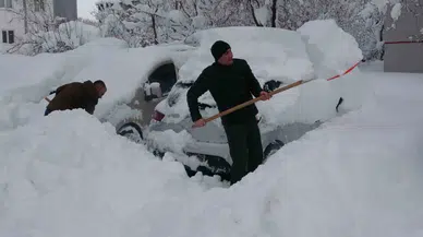 Bitlis’te Tek Katlı Konutlar Kara Gömüldü: Saçaklardaki Buz Sarkıtları 2 Metreye Ulaştı