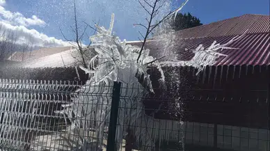 Borulardan Fışkıran Sular Buz Tuttu, Ortaya Değişik Manzaralar Çıktı