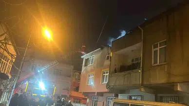 Çatı Yangını Yan Binaya Sıçradı: 1 Kişi Dumandan Etkilendi