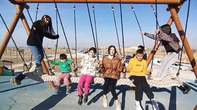 Çocuklar Parklarda Güneşli Havanın Tadını Çıkardı