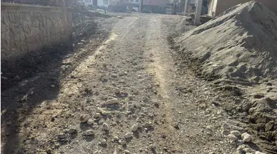 Dem Partili Belediye, Kullanılamaz Hale Getirdiği Yolun Tahlilini Kaya Modülleri Dökmekle Buldu
