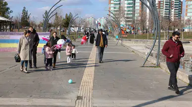 Diyarbakır’da Vatandaşlar Hoş Havanın Keyfini Çıkarıyor
