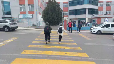 Edirne’de "Okul Polisi" Öğrencilere İtimat Verirken Yayalara Yol Vermeyen Araçları da Tespit Etti