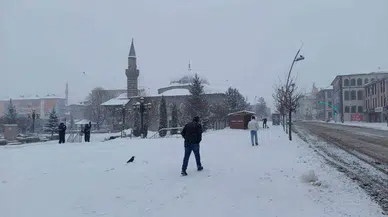 Erzurum’da Kar Kenti Beyaza Bürüdü