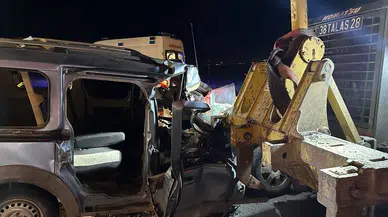 Hafif Ticari Araç İş Makinesine Çarptı: 1’i Ağır 2 Yaralı