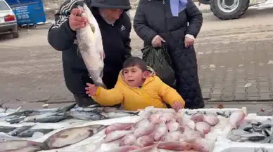 İstediği Balığı Alamayınca Ağladı, Armağan Edilince Sarılarak Uzaklaştı
