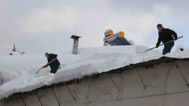 Kalınlığı 2 Metreyi Aşan Kar İlçede Hayatı Felç Etti