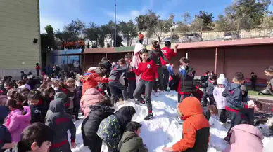 Kamyonla Okul Bahçesine Taşınan Kar, Öğrencilerin Sevinç Kaynağı Oldu