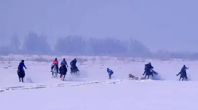 Kar Üstündeki At Yarışında Yürekler Ağza Geldi
