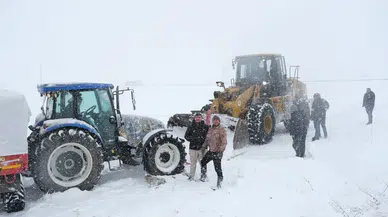 Kara Saplanan Traktör ve Şoförü Kurtarıldı