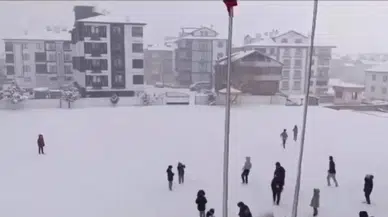 Karlı Havada Yürek Isıtan İmgeler: "Çıkartayım Mı Sizi Kar Topu Oynamaya?"