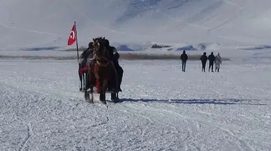 Kars’ta Atlar Buz Üzerinde Dörtnala
