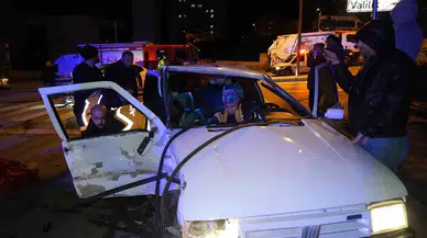 Kavşakta Çarpışan 2 Araba Hurdaya Döndü: 3 Yaralı