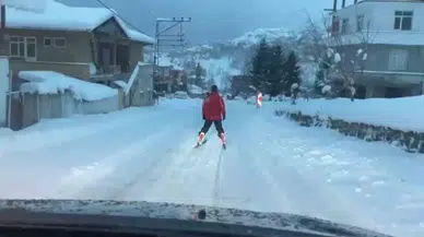 Köy Yolunda Kayak Yapan Vatandaş Farklı Manzaralara Sahne Oldu