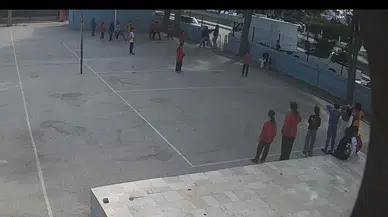 Mersin’de Bir Veli ve Ağabeyinin Öğretmeni Darbetmesi Saniye Saniye Görüntülendi