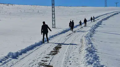 Öğrenciler Sömestr Tatilinde Kızakla Kayarak Eğleniyor