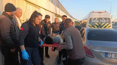 Okul Servisine Arttan Çarpan Lüks Araba Şoförü Araçta Sıkıştı
