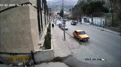 Önüne Çıkan Arabaya Çarparak Takla Atan Motosiklet Şoförü Şok Geçirdi: O Anlar Kamerada