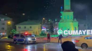 Polisler Gençlerle Kar Topu Oynadı