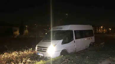 Polisten Kaçan Servis Minibüsü Tarlaya Girdi: 1 Yaralı