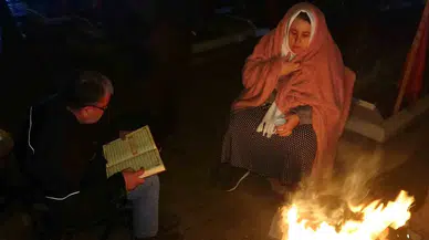 Sarsıntı Şehitlerinin Aileleri, Afetin Yıl Dönümünde Kaybettikleri Yakınlarının Mezarı Başında Dua Ettiler