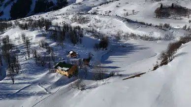 Şavşat’ın Maden Köyü Klâsik Ahşap Mimarisi ve Doğal Güzellikleriyle Büyülüyor