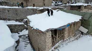 Şırnak’ta Köylüler Vakitlerini Kerpiç Konutların Damında Biriken Karı Temizlemekle Geçiriyor