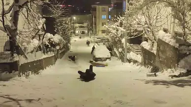 Sokağı Kızak Pistine Çeviren Çocuklar Doyasıya Eğlendi