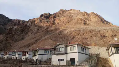Tekkale Köyünü Tehdit Eden Kayalar İçin Tel Örgü Tahlil