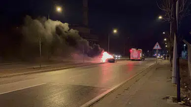 Yakıt Aldıktan Çabucak Sonra Tutuşan Aracından Atladı, Canını Güç Kurtardı