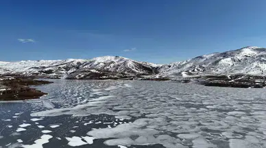 Yıldız Gölü Dondu, Meraklıları Üzerinde Yürüyüp Fotoğraf Çektirdi