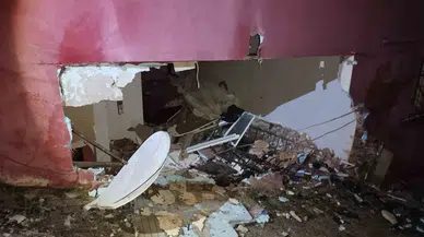 Yokuşta Kayan Araba Taksiye ve Konutlara Çarptı... Feci Kaza Kamerada