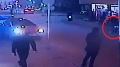 Yola Kaçan Topunu Almak İsteyen Çocuğa Araç Çarptı.... O Anlar Kamerada