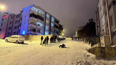 Yolları Kayak Pistine Çevirip Doyasıya Eğlendiler