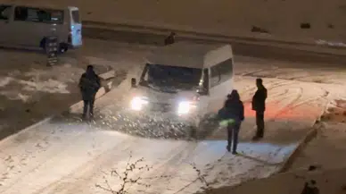 Yüksekova’da Kar ve Fırtınadan Ötürü Çok Sayıda Araç Mahsur Kaldı: Vatandaşlar Konutlarına Yürüyerek Gittiler