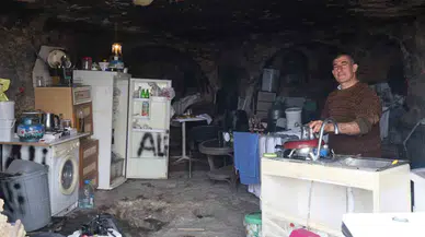Zelzelenin Akabinde Mağarada Huzur Bulan Adam 2 Yıldır Ömrünü Mağarada Sürdürüyor