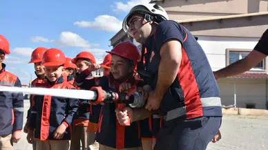 Gümüşhane'de ilkokul öğrencilerine yangın söndürme eğitimi verildi