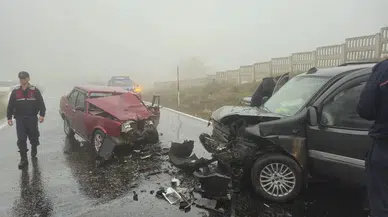 Samsun'da hafif ticari araçla otomobilin çarpıştığı kazada 1 kişi öldü, 6 kişi yaralandı