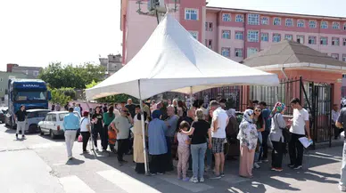 İlkadım'dan YKS'ye giren öğrencilerin velilerine ücretsiz çay ve su ikram edildi