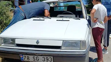 Karabük'te minibüsle otomobilin çarpıştığı kazada 1'i çocuk 3 kişi yaralandı