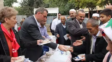 Kastamonu'da Nasrullah Meydanı'nda aşure dağıtıldı