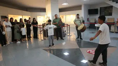 Bolu'da müzeyi ziyaret eden Romanlar davul keman eşliğinde çiftetelli oynadı