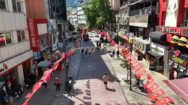 Karabük'te caddeler ve binalar Türk bayraklarıyla donatıldı