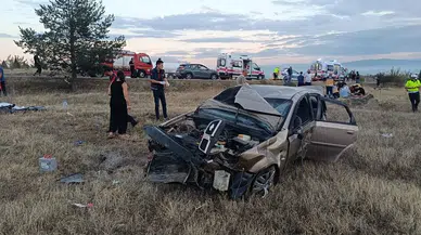 Boyabat'ta devrilen otomobildeki 2 kişi yaralandı